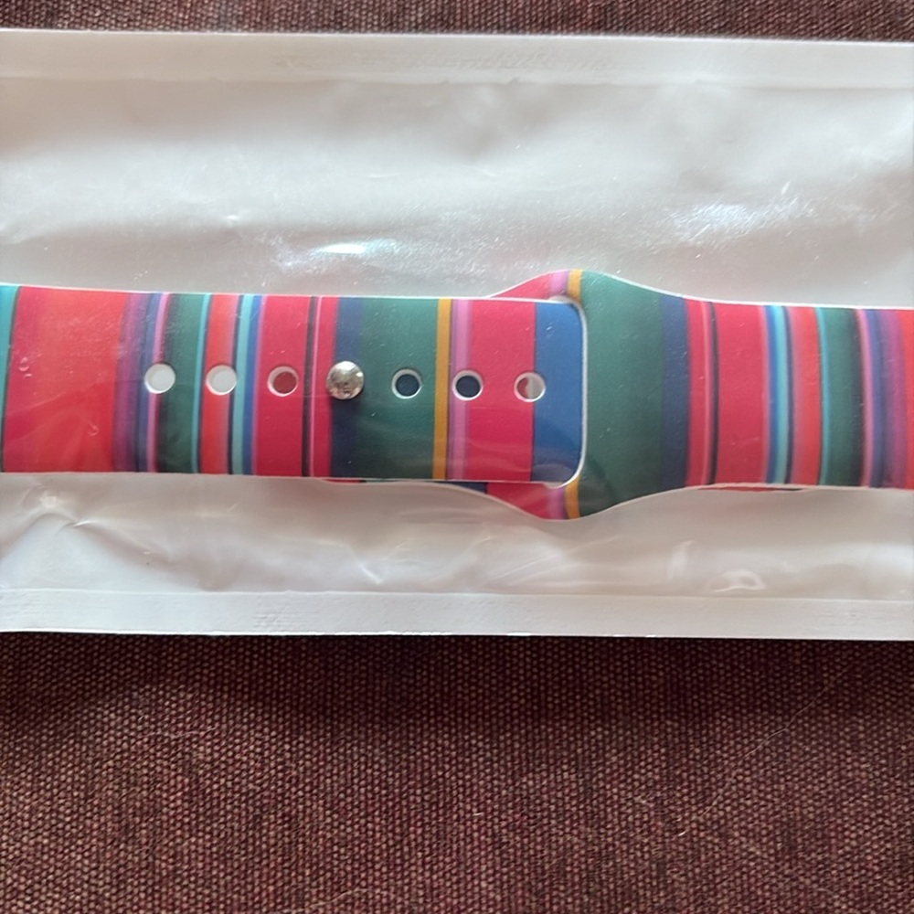 ๐ Silicone Multi-Color Aztec Print Apple Watch Band- Sz S/M 38/40 - Picture 3 of 4